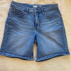 Lee Women's Size 6 Mid-Rise Bermuda Shorts